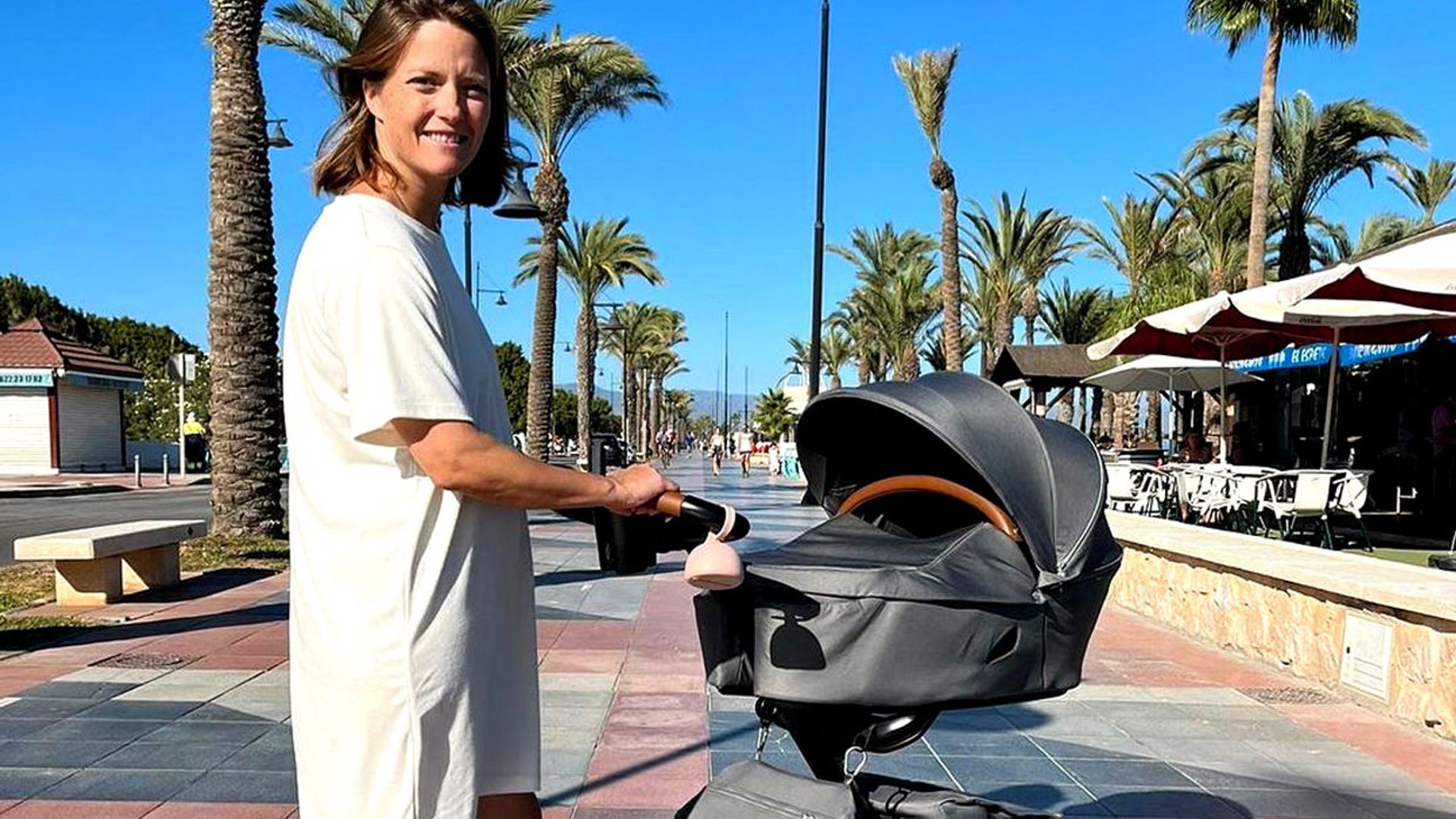 La emoción de María Casado en los primeros paseos por la playa con su pequeña Daniela