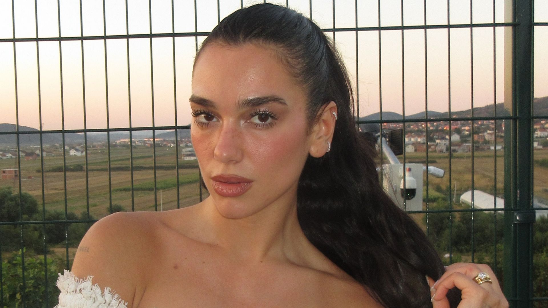 Dua Lipa triunfa con el maquillaje 'sunburnt' que broncea el rostro sin exposición solar