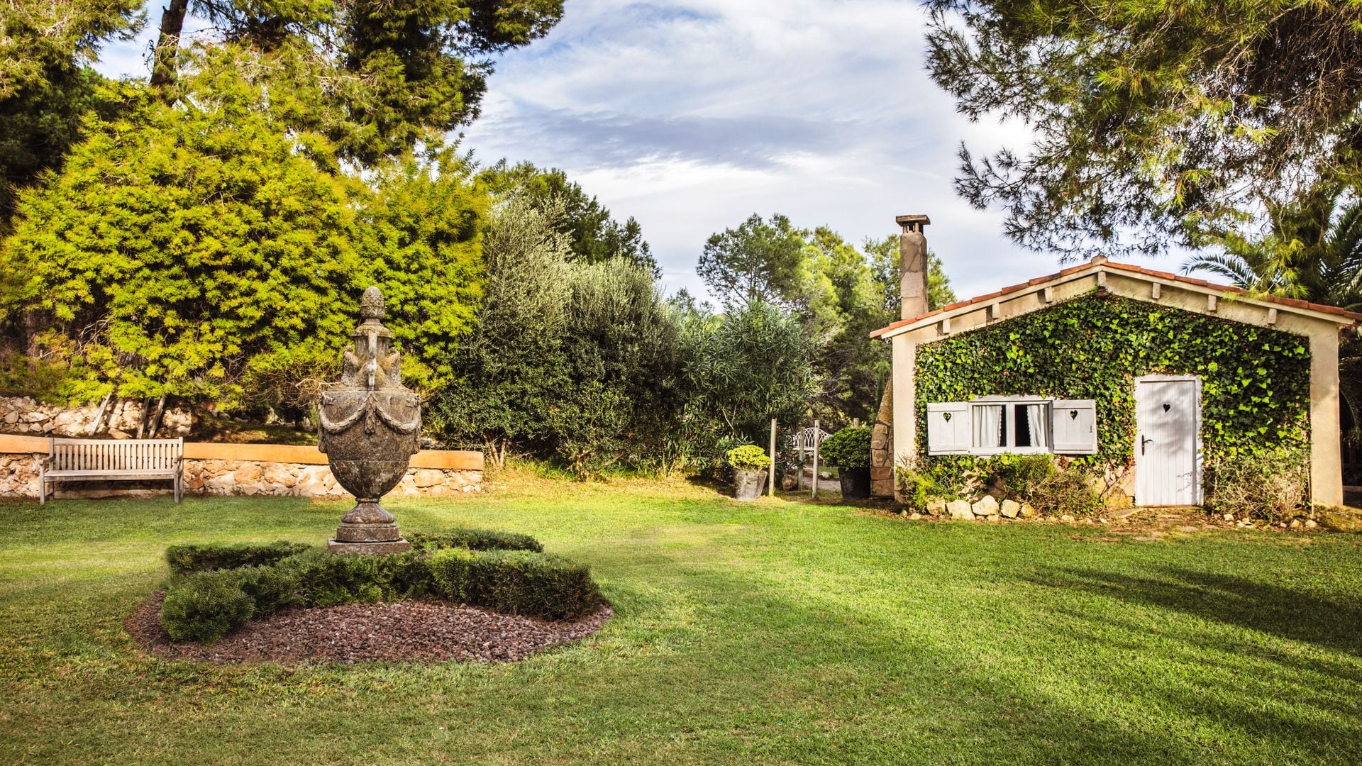 El escritor Rafa Tarradas Bultó y su madre, Lucía Sagnier nos invitan a conocer su Masía en el Penedés