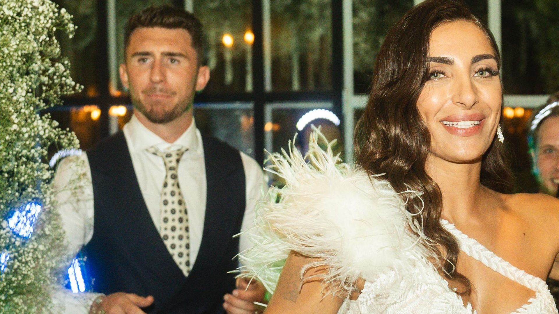 Con plumas y pedrería: el segundo y rompedor vestido de Sara Botello en su boda con Aymeric Laporte