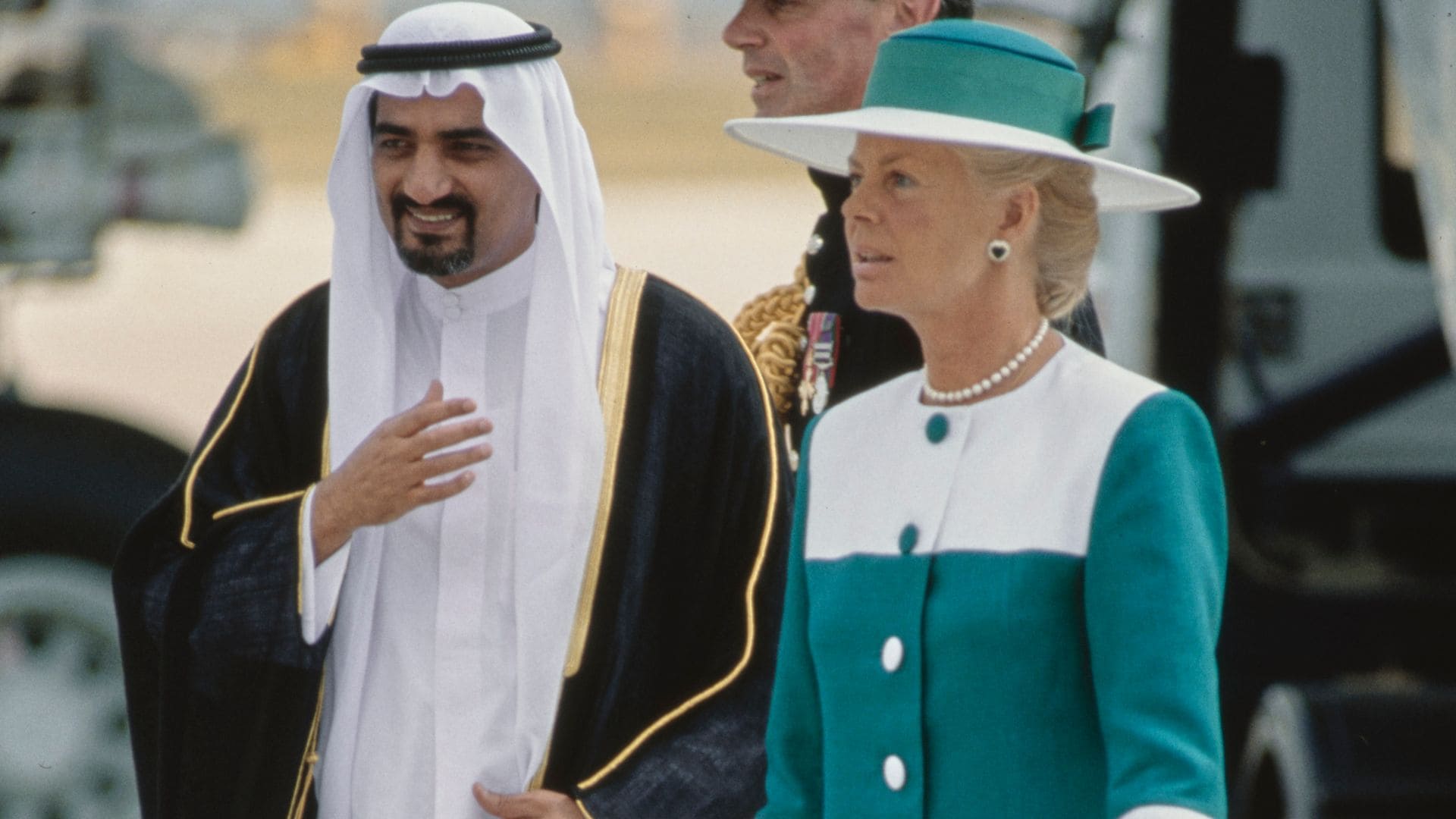 La duquesa de Kent trabajó la mayor parte de su vida para la institución: en esta imagen recibiendo a un miembro de la realeza de los Emiratos Árabes en el aeropuerto de Heathrow