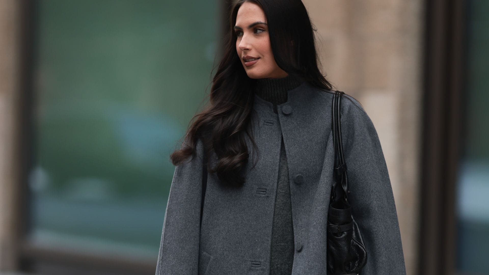 Eva Louise llevando un abrigo en gris oversized por las calles de Berlín nevadas, además de un 'outfit' completo en negro y gris.