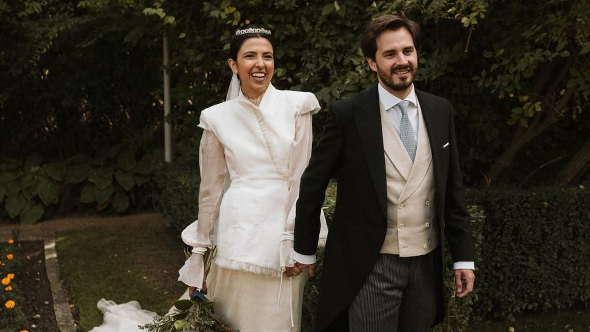 Un vestido de novia inspirado en las solapas de un libro y una tiara: la boda de María en Madrid