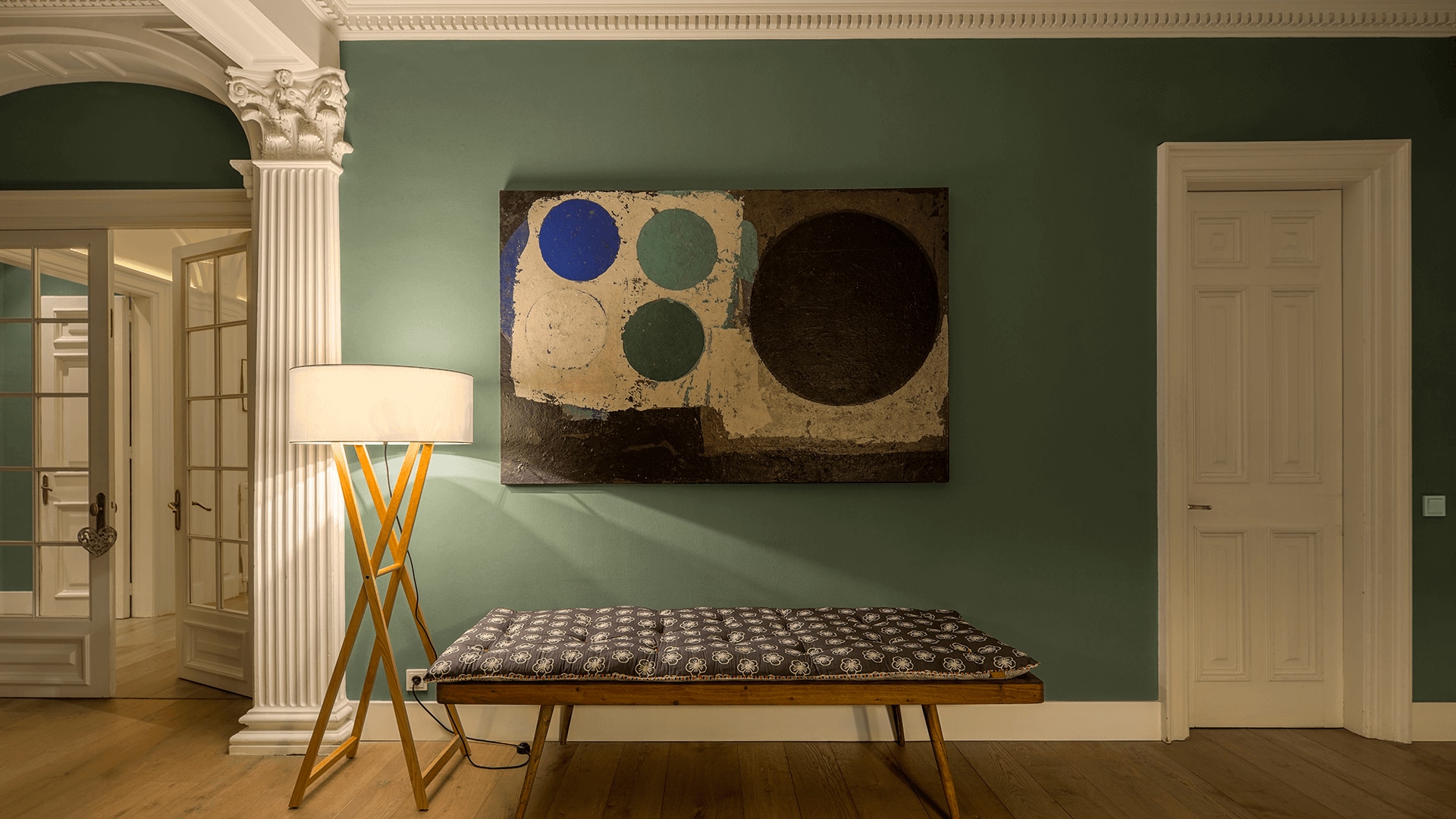 Interior con pared verde y molduras