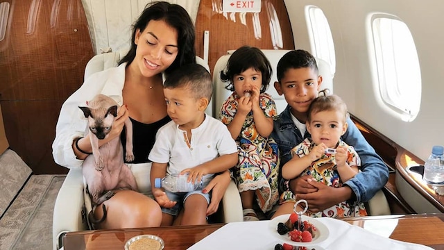 georgina y su familia en jet
