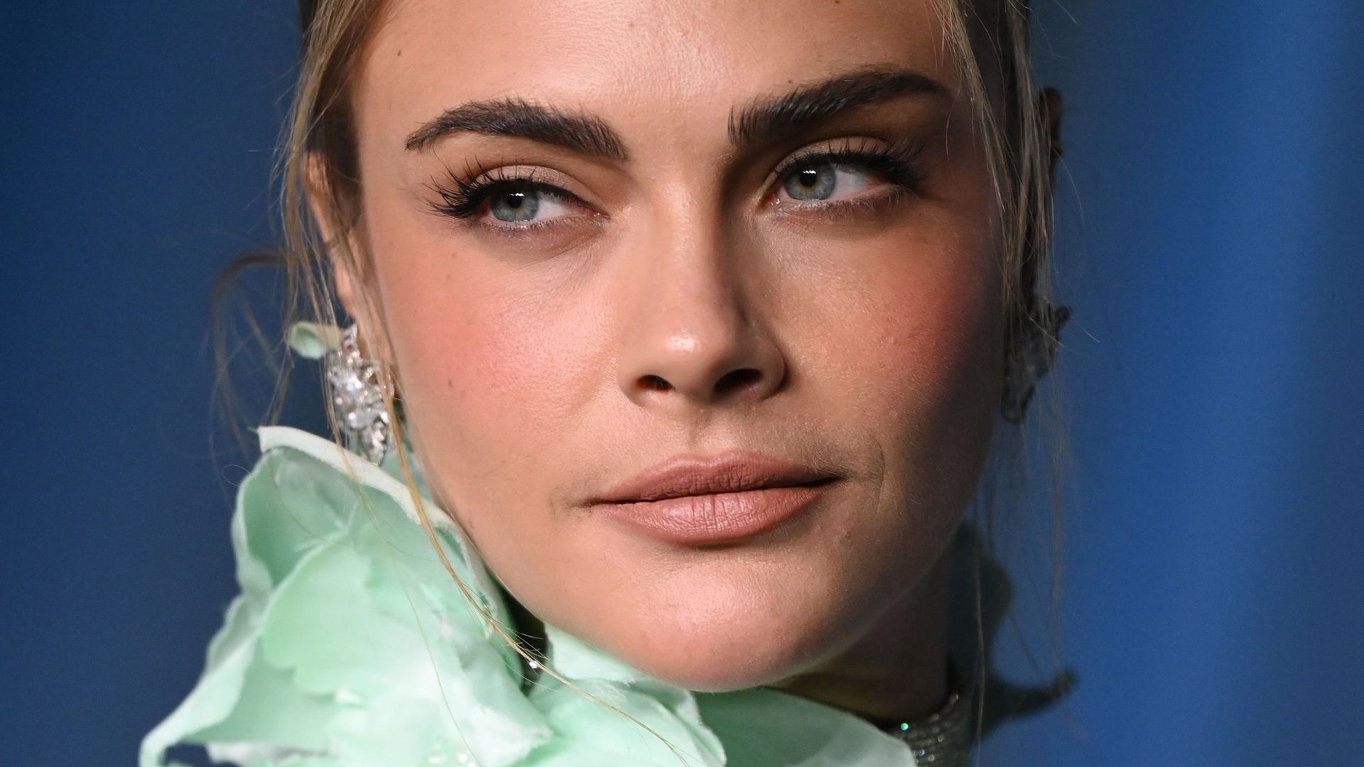 ​El estilo renovado de Cara Delevingne: adiós peinados atrevidos, hola melena capeada y flequillo abierto​