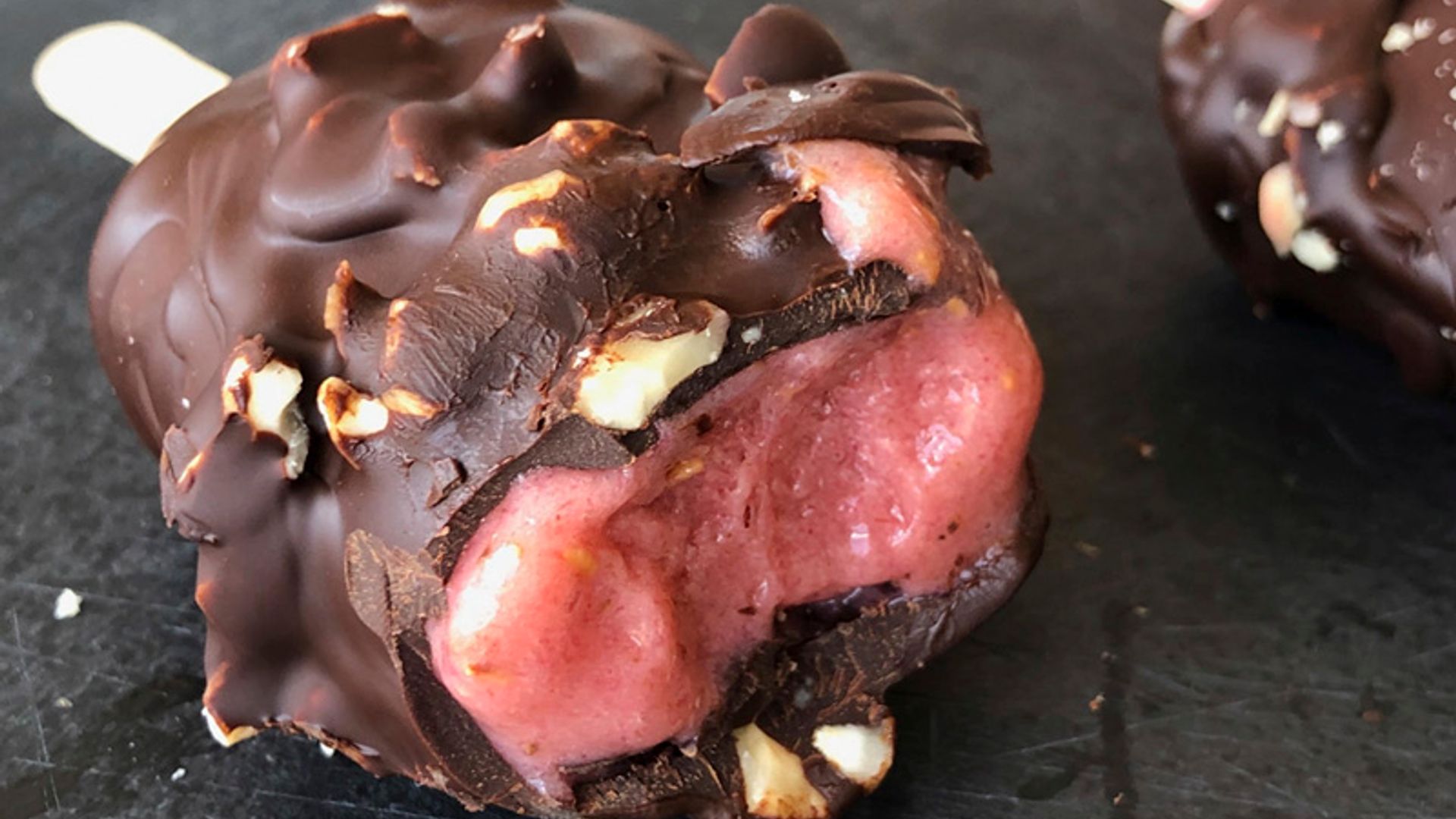 Polos de chocolate, frambuesa y plátano