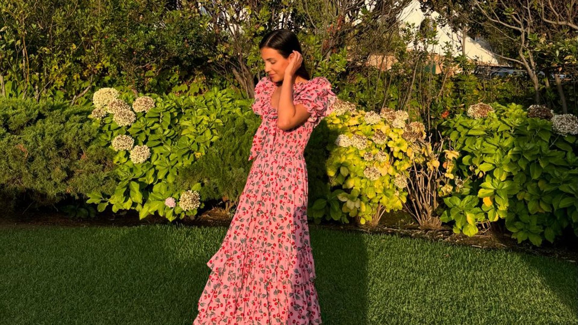 El vestido 'coquette' de Sassa de Osma, diseñado por otra 'royal', que ha llevado con bailarinas en Cerdeña