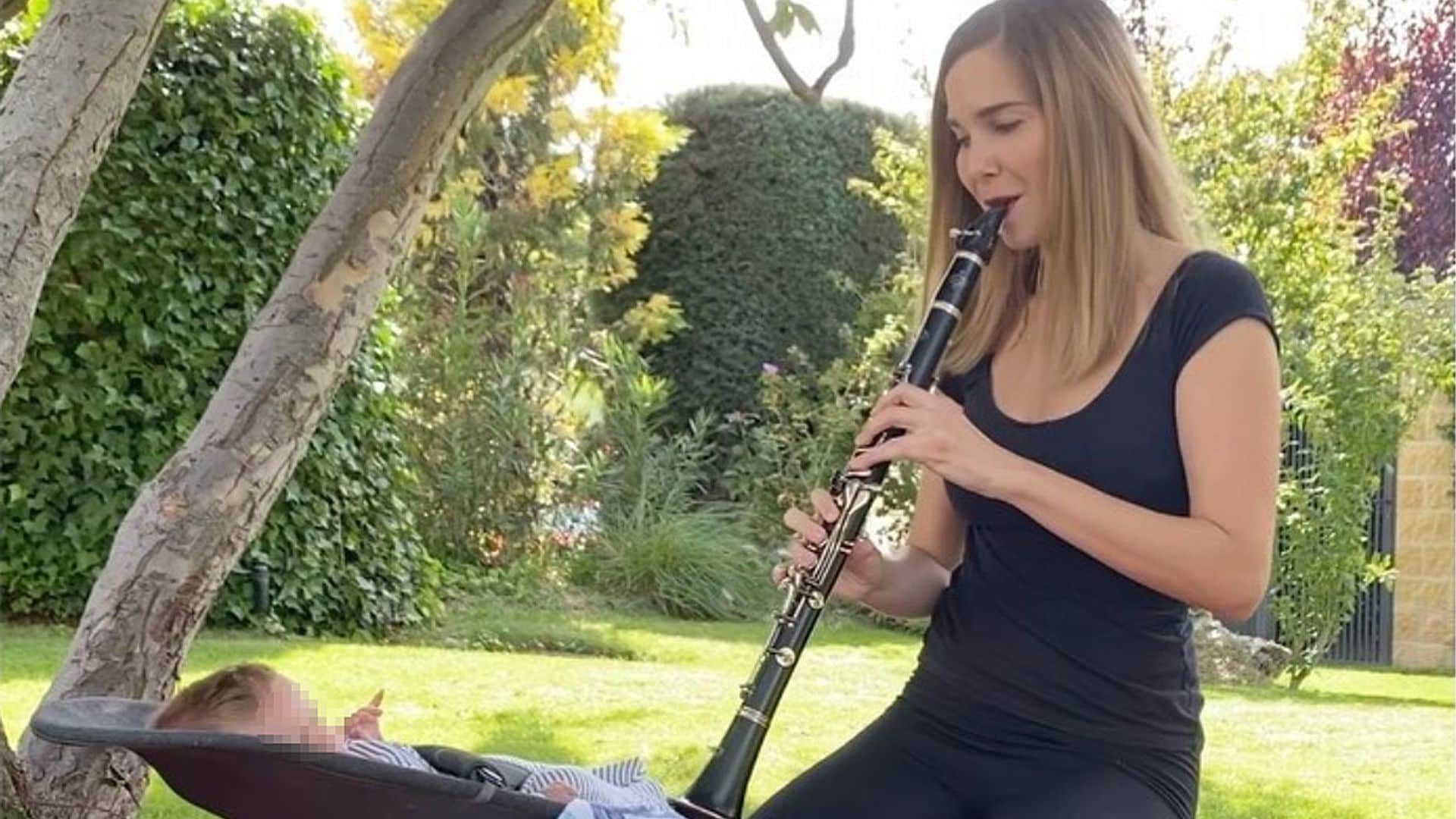 Escucha a Natalia Sánchez tocar el clarinete a su hijo Neo