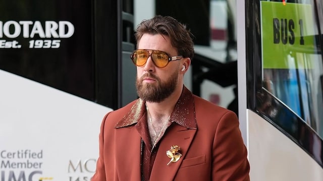 Travis Kelce llegando a la Super Bowl con traje customizado de Amiri
