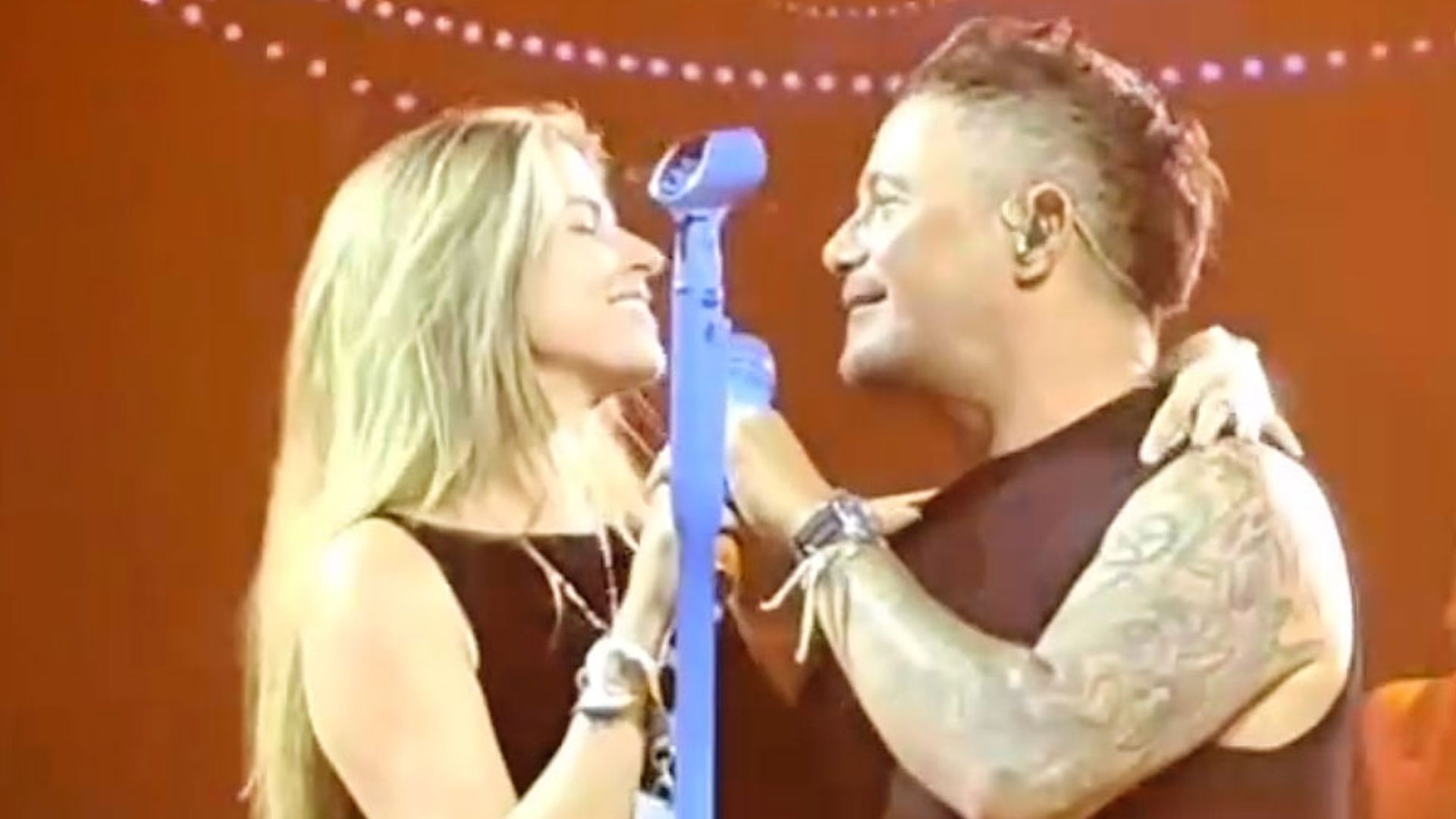 El momentazo de Alejandro Sanz y Stephanie Cayo cantando juntos 'Corazón Partío' sobre el escenario