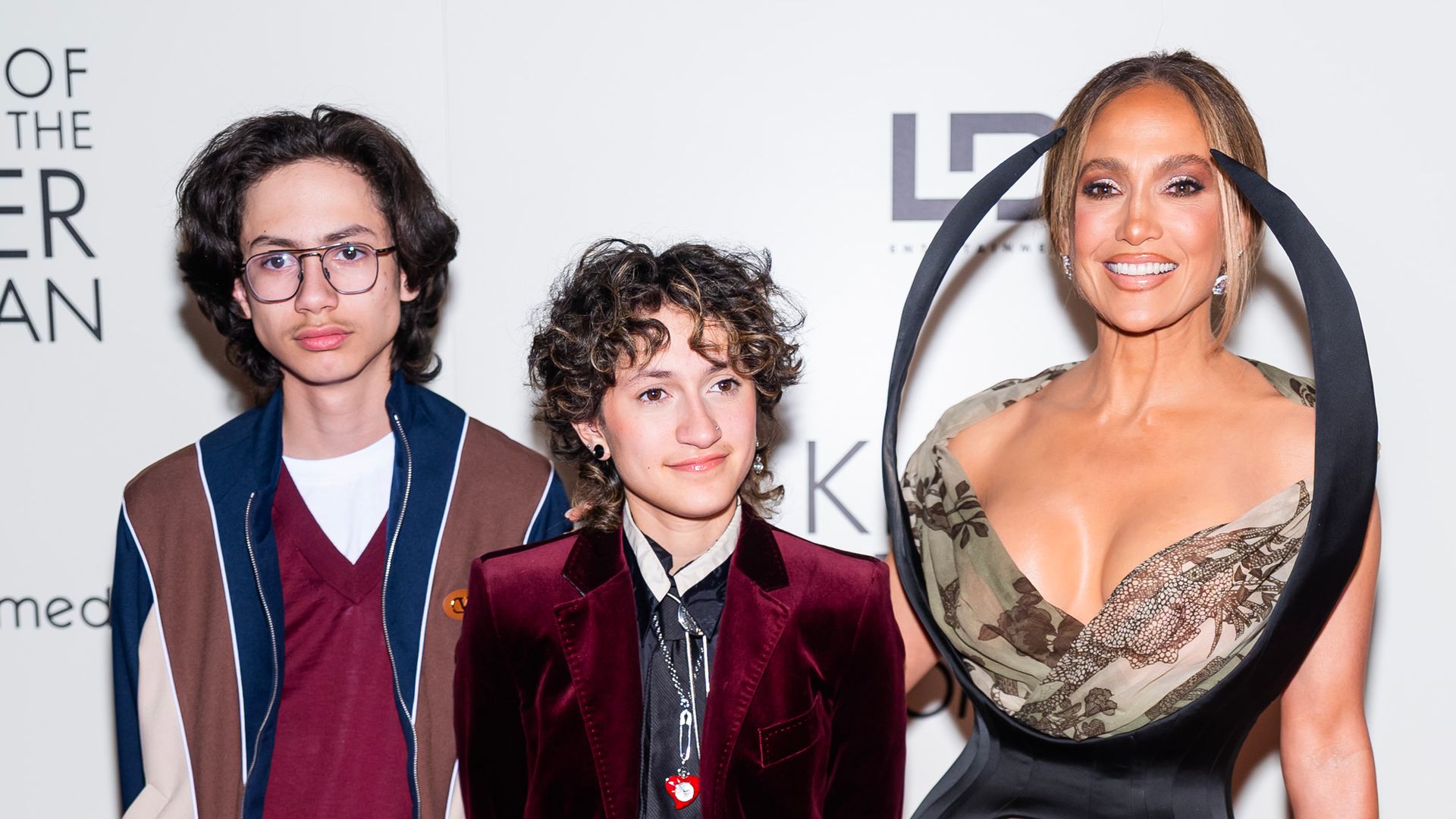 Jennifer Lopez sorprende con una aparición emotiva y poco usual junto a sus hijos sobre el escenario de su residencia en Vegas