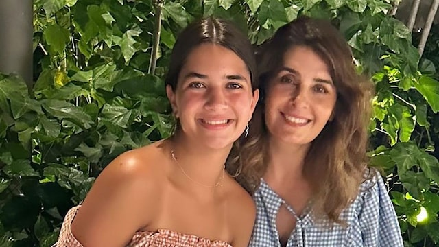 Mayrín Villanueva y Julia 
