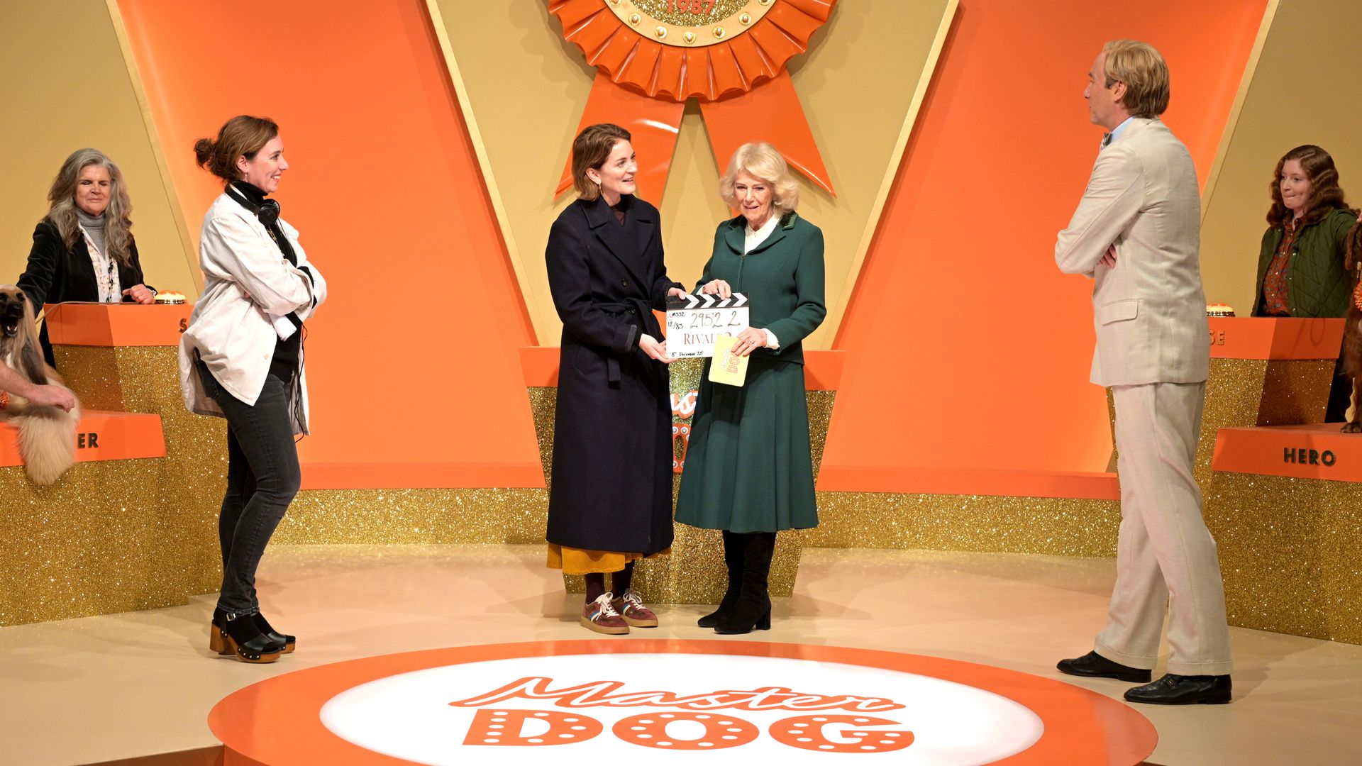 La reina Camilla, en el set de rodaje de 'Rivals'