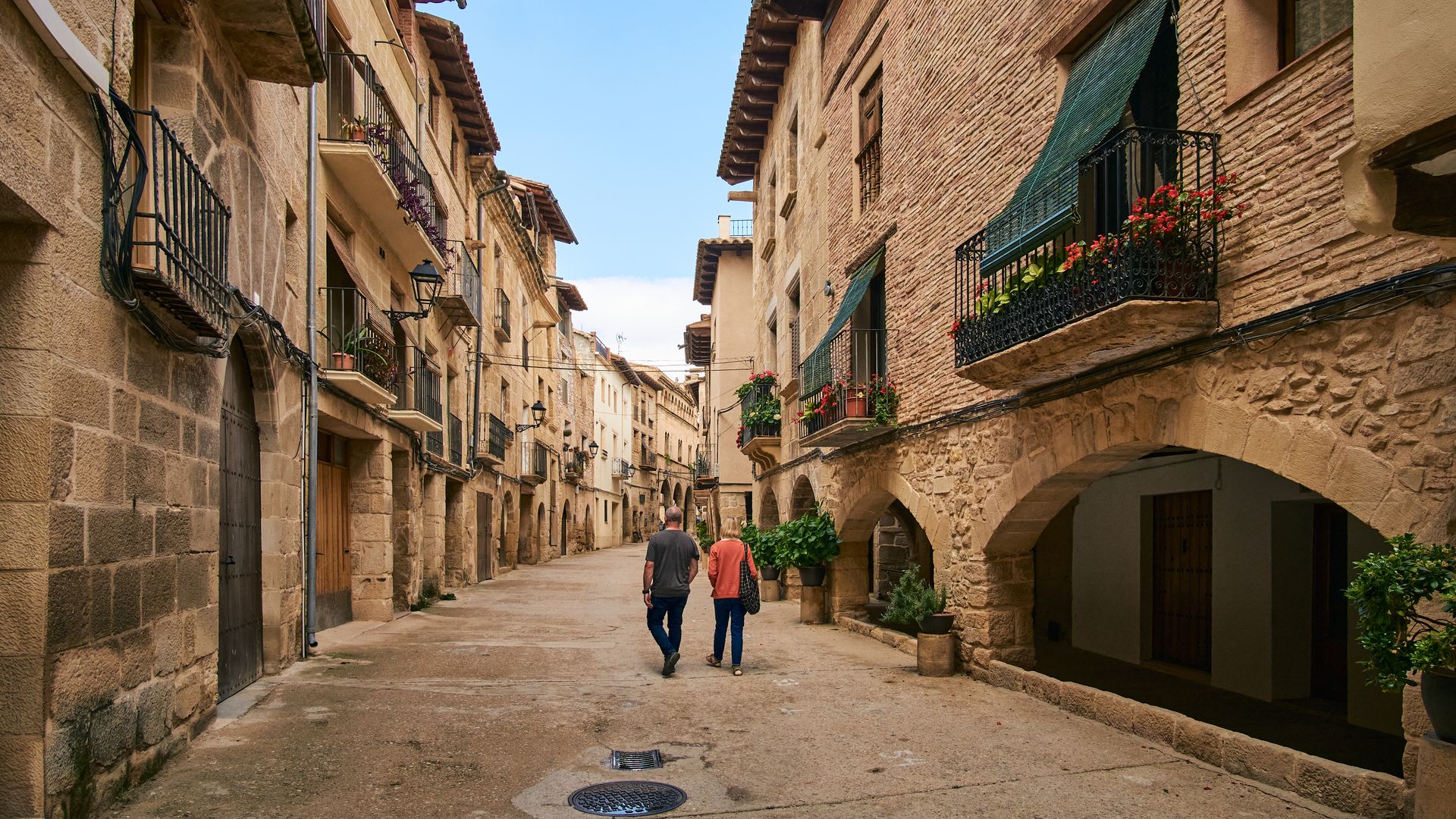 Paseando por la calle Mayor del pueblo de La Fresneda, en Teruel