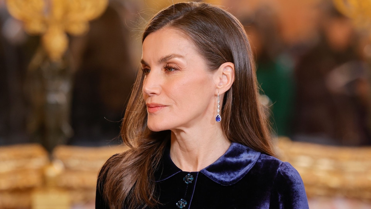La reina Letizia vuelve a confiar en Felipe Varela: sobria elegancia con vestido de terciopelo azul en Madrid