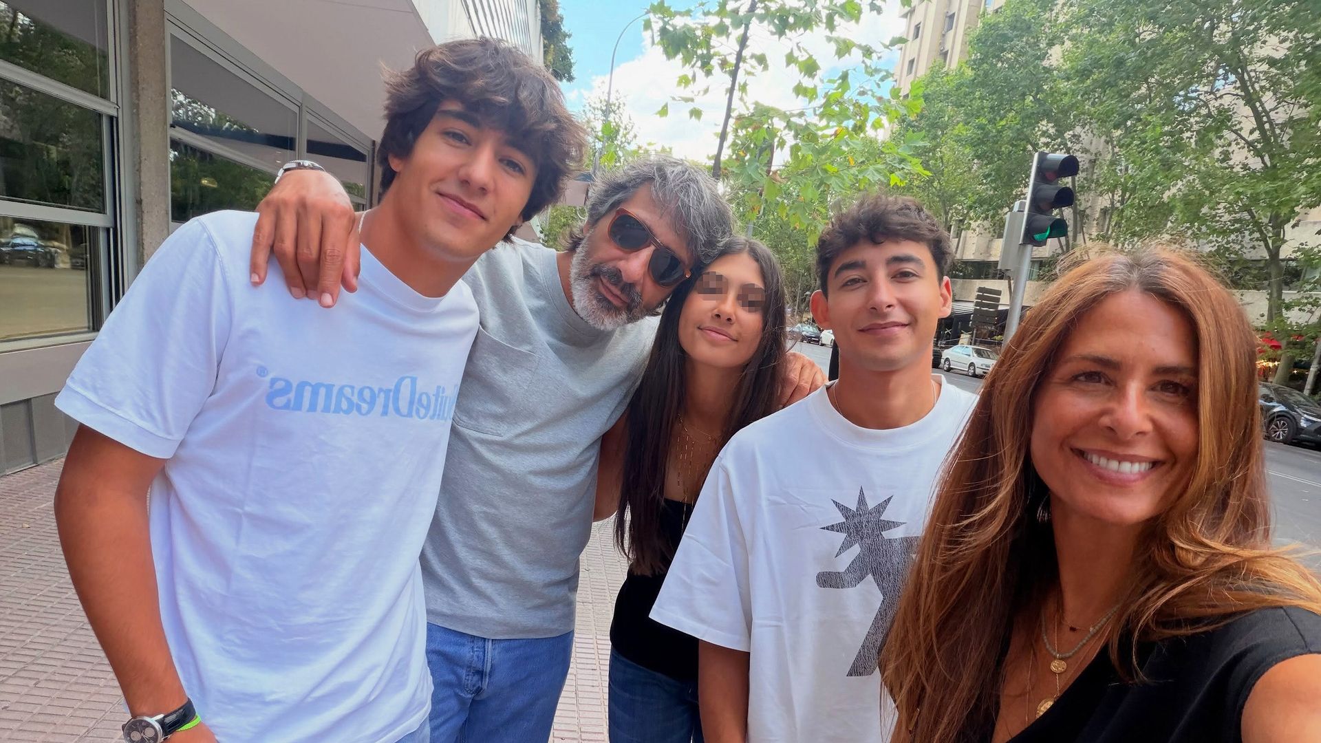 La emoción de Nuria Roca y Juan del Val al despedirse de su hija Olivia, que comienza una nueva aventura fuera de España