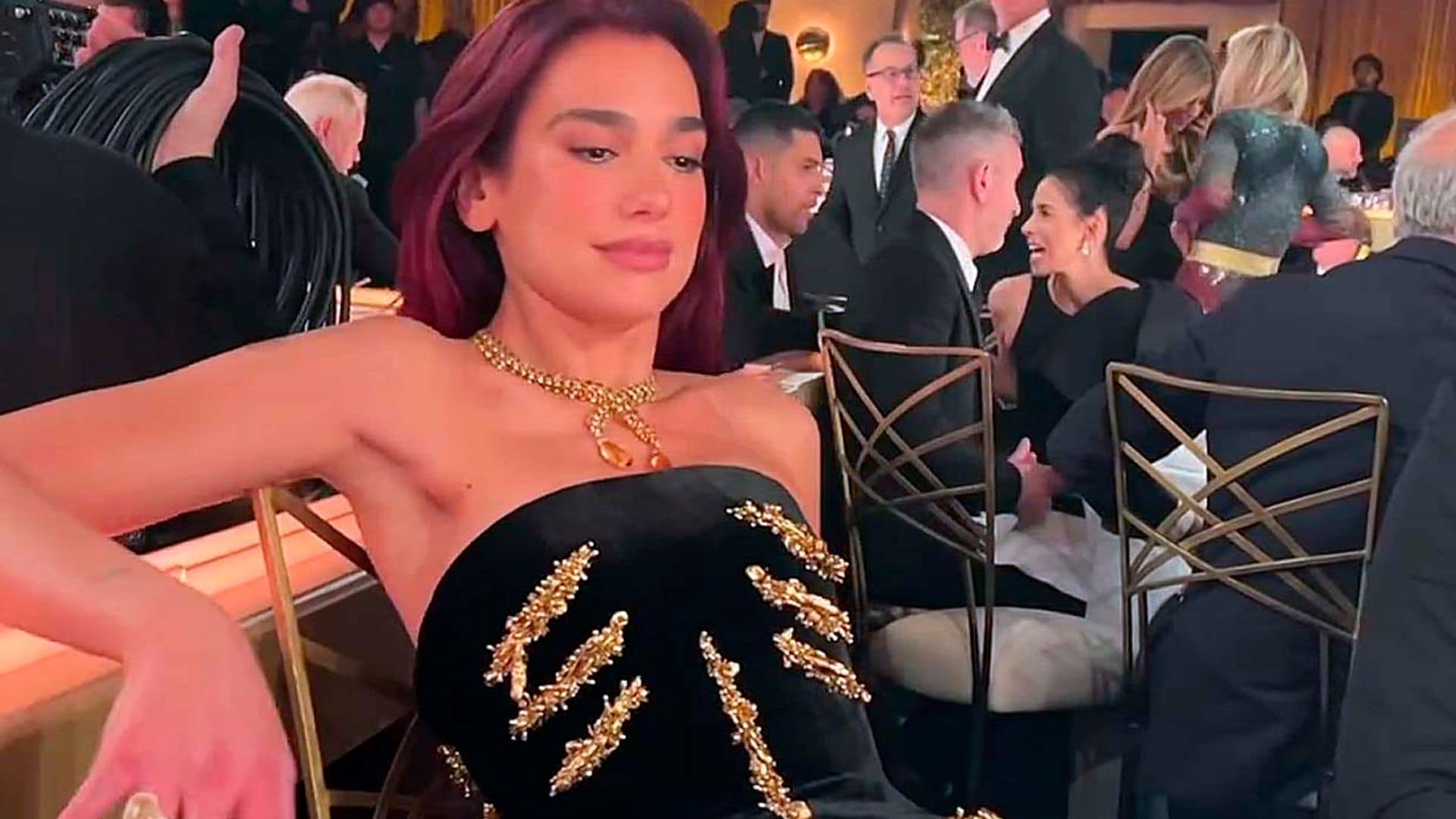 Dua Lipa comparte el incómodo momento que le provocó su ajustado vestido a la hora de sentarse