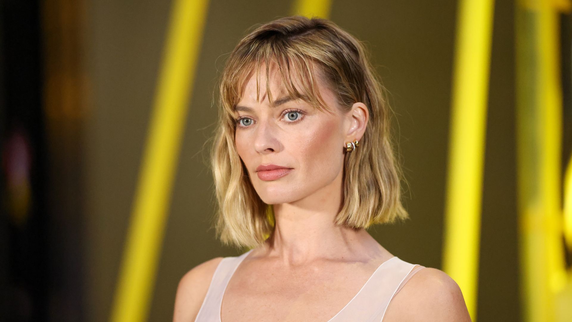 Margot Robbie (35) se despide de 'Cumbres borrascosas' con nuevo corte de pelo: estrena flequillo y 'long bob' en París