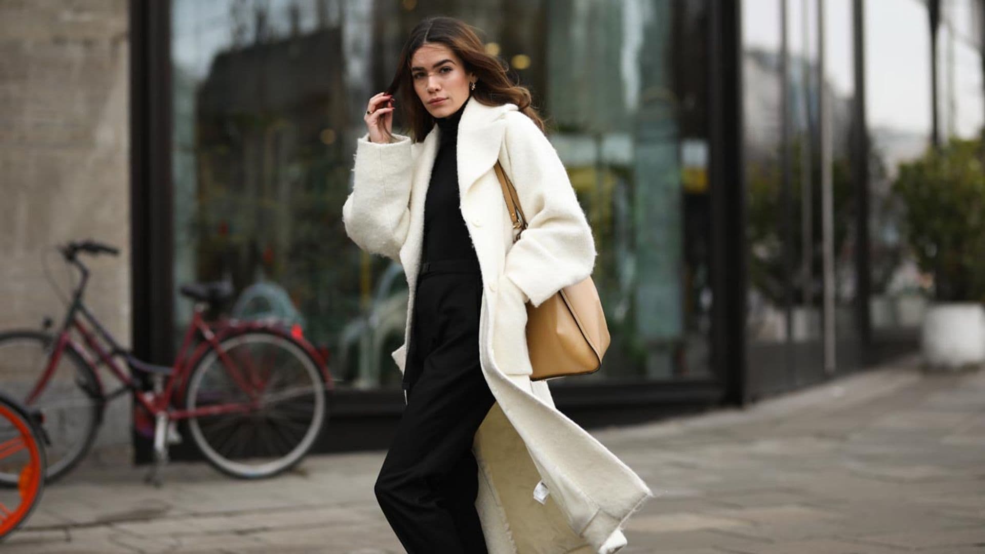 Abrigos asequibles: todos los diseños que triunfan entre las que más saben de moda