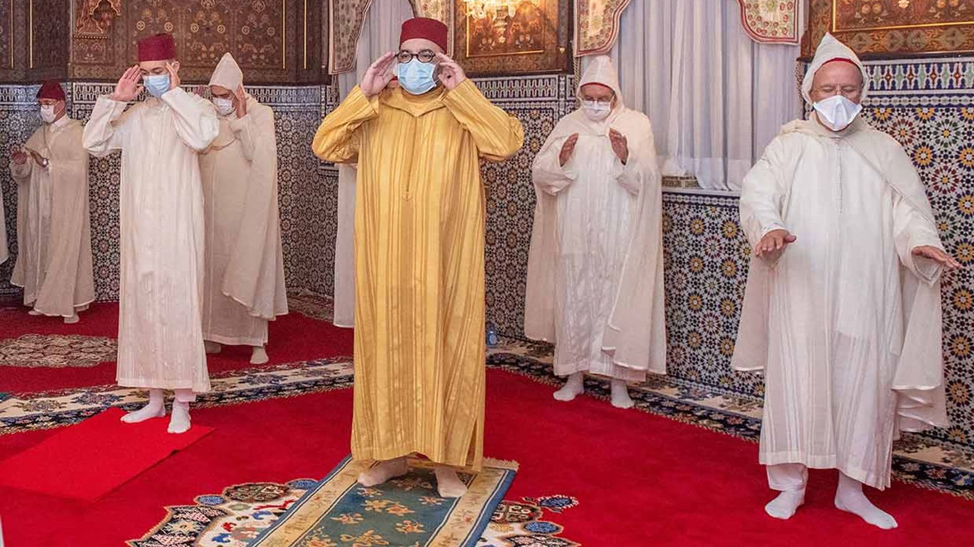 Mohamed VI y su hijo Moulay Hassan, con mascarilla en un importante acto del Ramadán