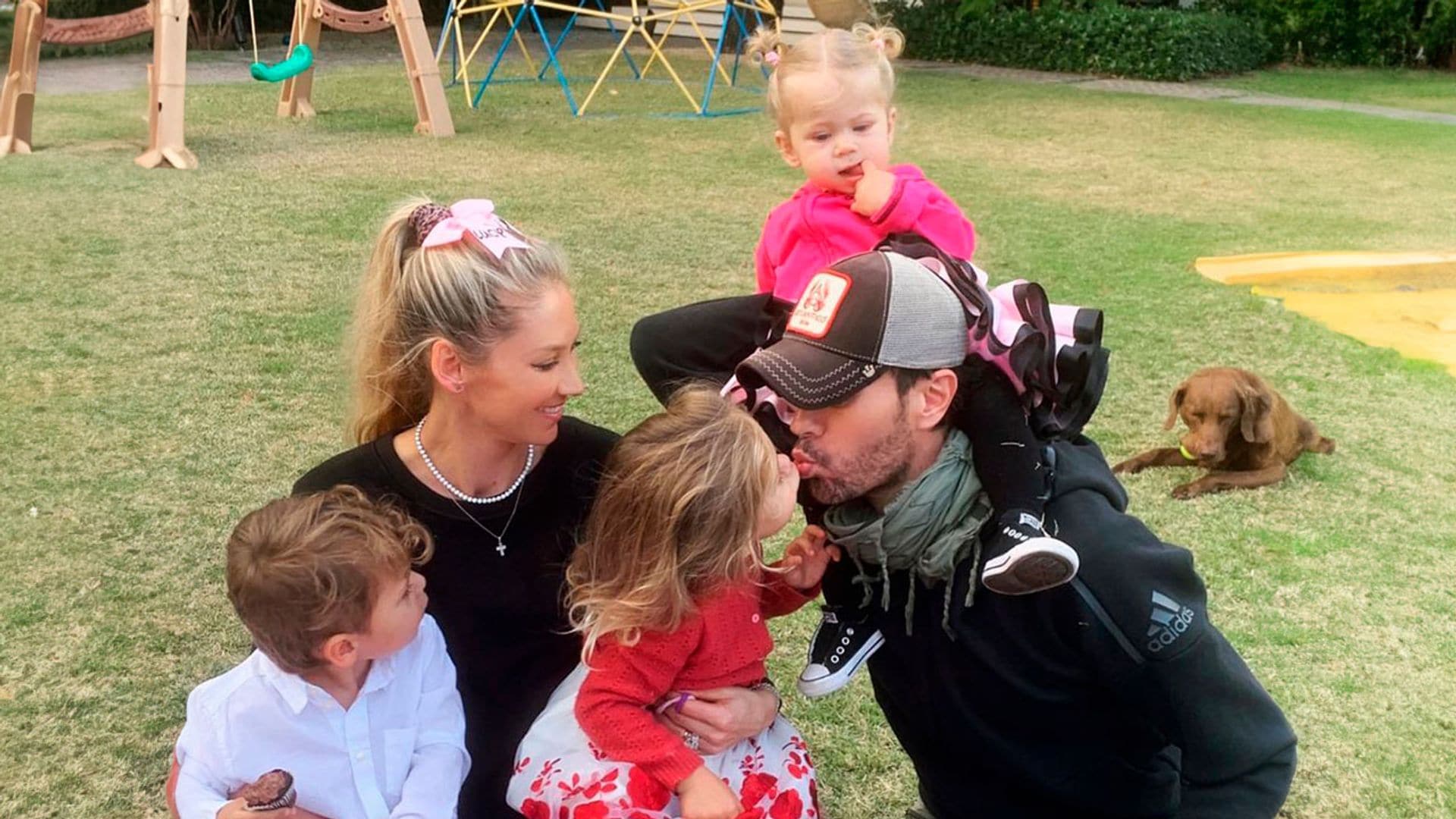 Anna Kournikova publica nuevas fotografías de Enrique Iglesias y sus tres hijos por un motivo muy especial