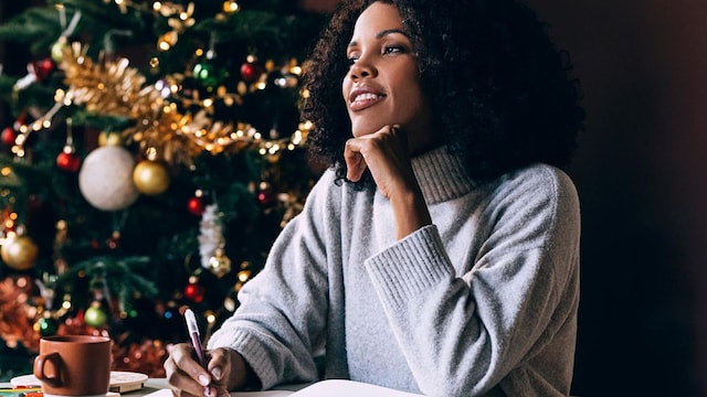 mujer escribe navidad