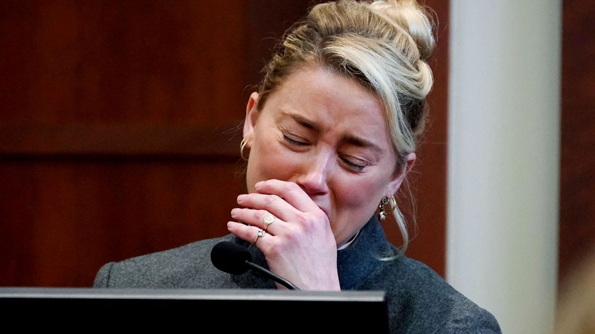 Amber Heard se vuelve a derrumbar en el juicio contra Johnny Depp al narrar otra de sus violentas peleas