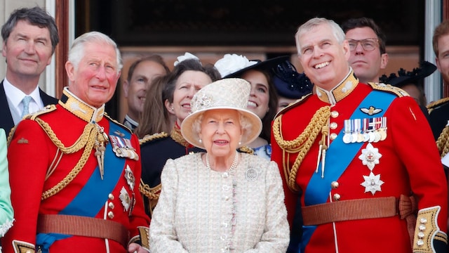 El príncipe Andres, el rey Carlos III y la reina Isabel II en el Trooping the Colour de 2019