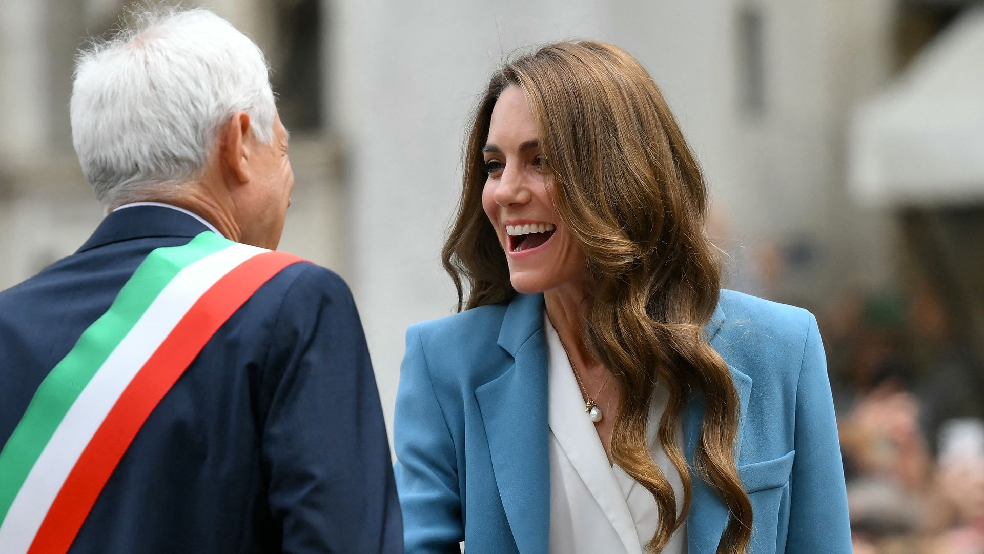 El misterio de los colgantes de Kate Middleton en su primer viaje internacional desde su enfermedad: 'charms' de buena suerte que lo cambian todo