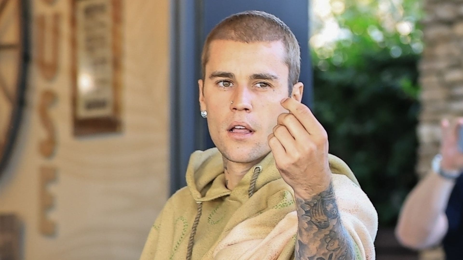 Justin Bieber y las fotos de su fuerte encontronazo con los paparazzi: 'Lo único que les interesa es el dinero'