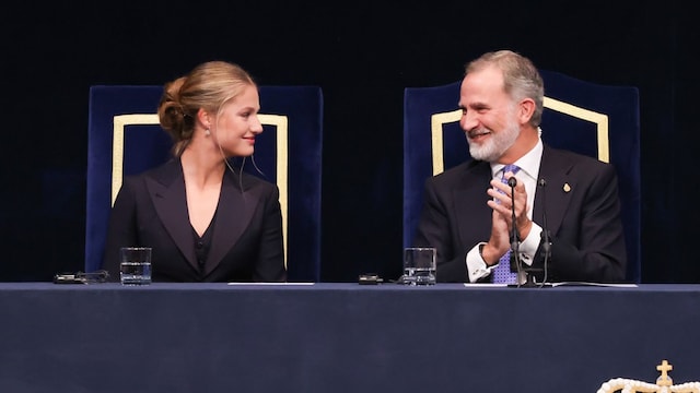 Plano medio de la Princesa Leonor y el Rey Felipe VI aplaudiendo y mirándose en los premios Princesa de Asturias 2024