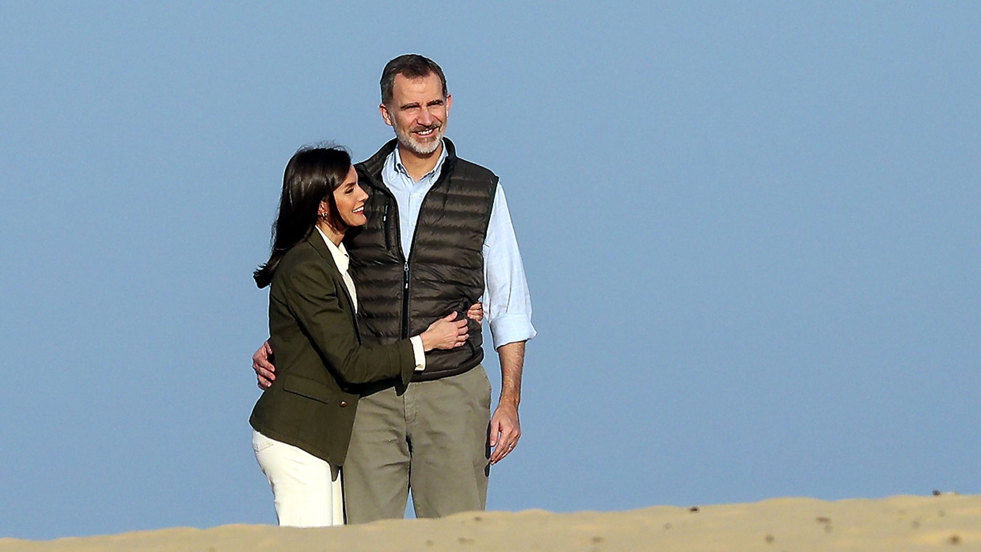 Los Reyes, todo sonrisas y complicidad en su paseo por el Parque Nacional de Doñana