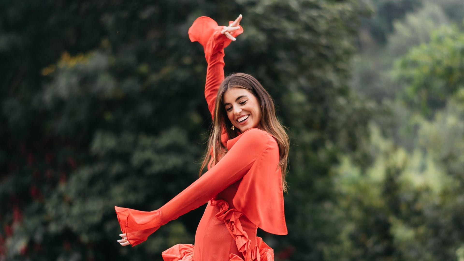 La novia murciana que celebró su preboda en unas ruinas de Guatemala con un vestido rojo de volantes y tacones de Zara