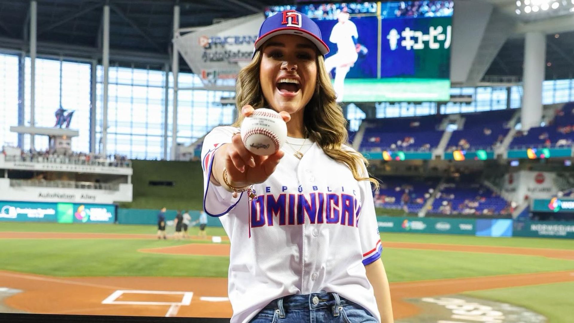 Clarissa Molina, orgullosa por lanzar la primera bola para apoyar a su país