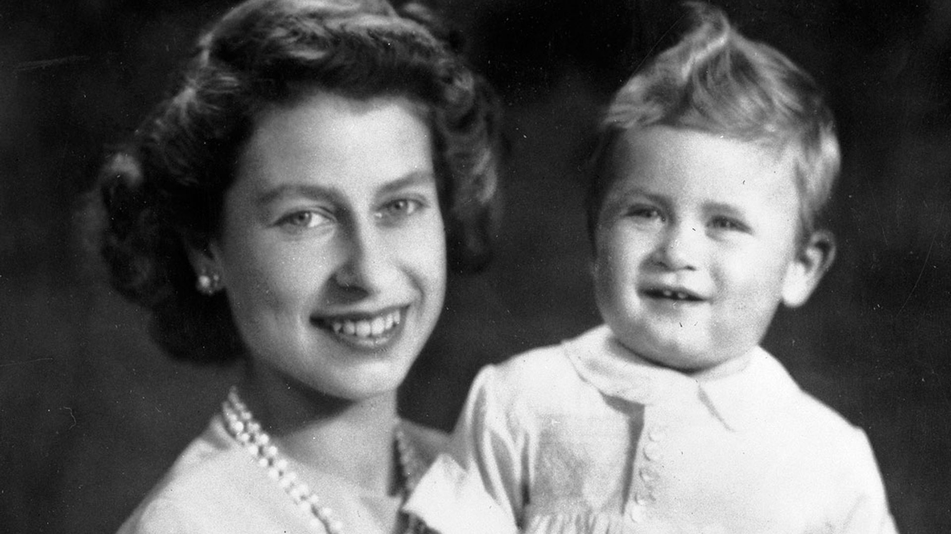 Cómo fue la llegada al mundo de Carlos III hace 75 años, en palabras de la Reina Isabel