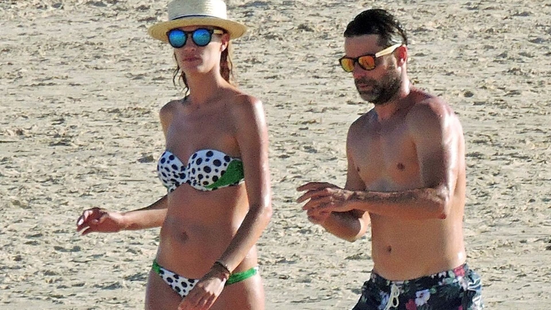 Laura Sánchez y David Ascanio: romántico paseo a la orilla del mar, en un año de superación