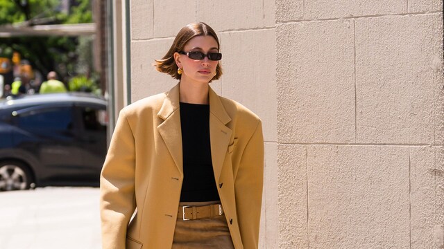 Hailey Bieber look minimalista chic