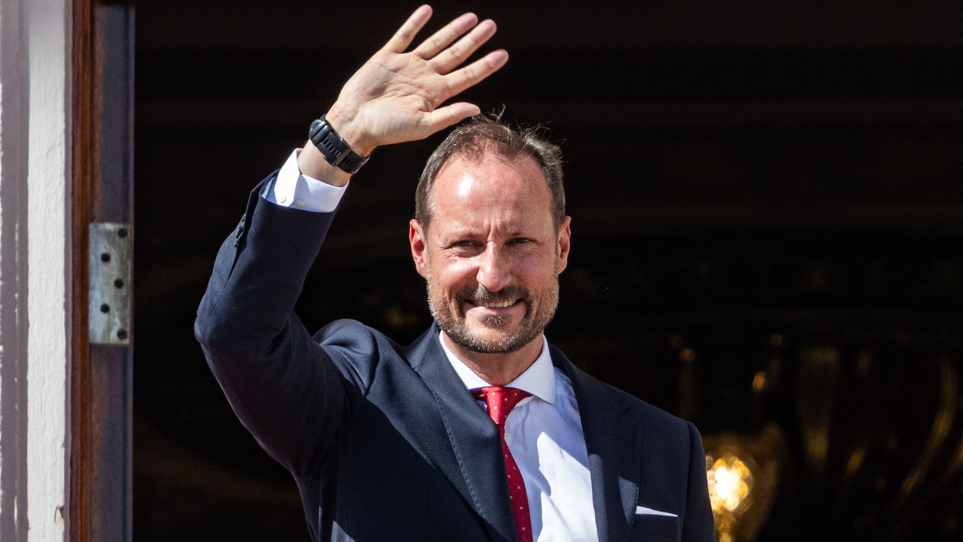 El príncipe Haakon saluda a la multitud desde el balcón del Palacio Real de Oslo