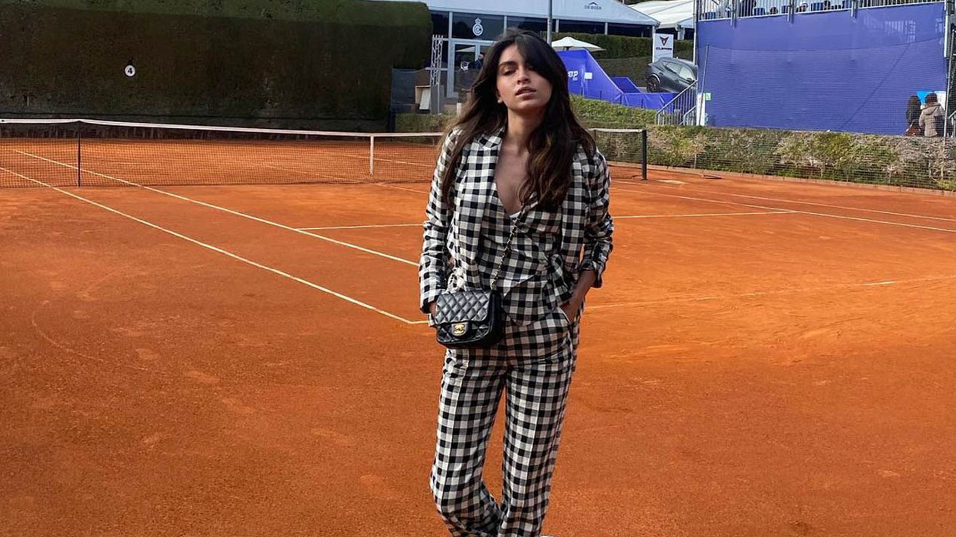 El traje de cuadros vichy con el que Lucía Rivera nos propone no quitarnos las zapatillas