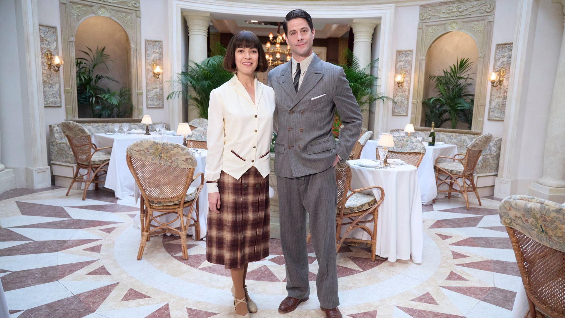 Verónica Sánchez y Luis Fernández viven su primer verano de amor tras enamorarse en el rodaje de 'La favorita 1922'