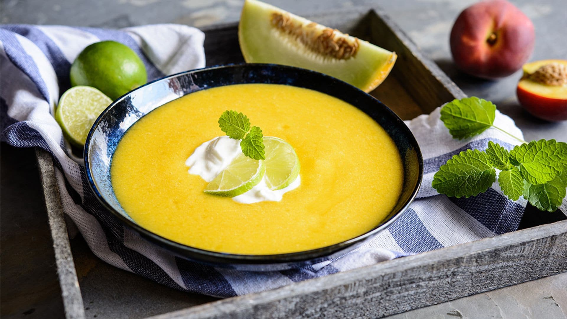 Sopa de melocotón, melón y coco