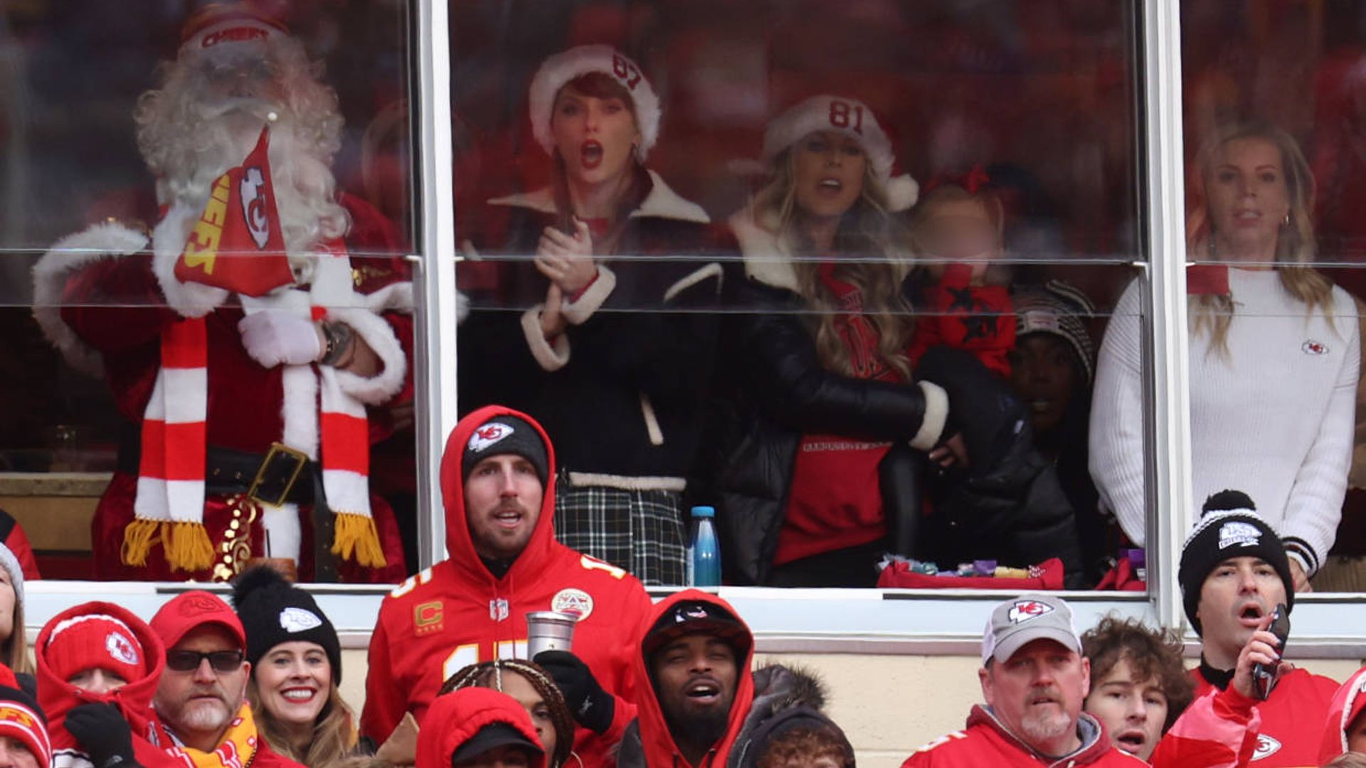 Taylor Swift, una más en la familia de Travis Kelce, no se pierde el partido navideño de su chico