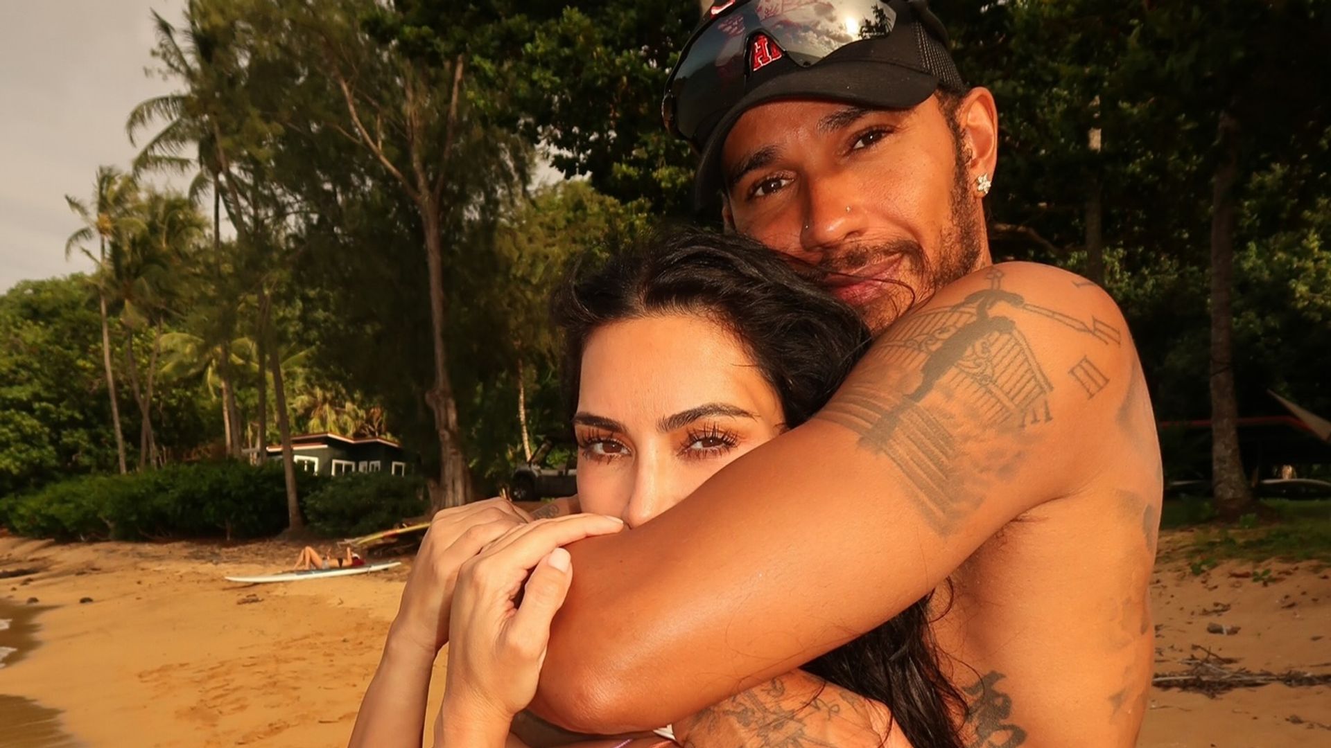 Kim Kardashian y Lewis Hamilton en sus vacaciones en Hawái.