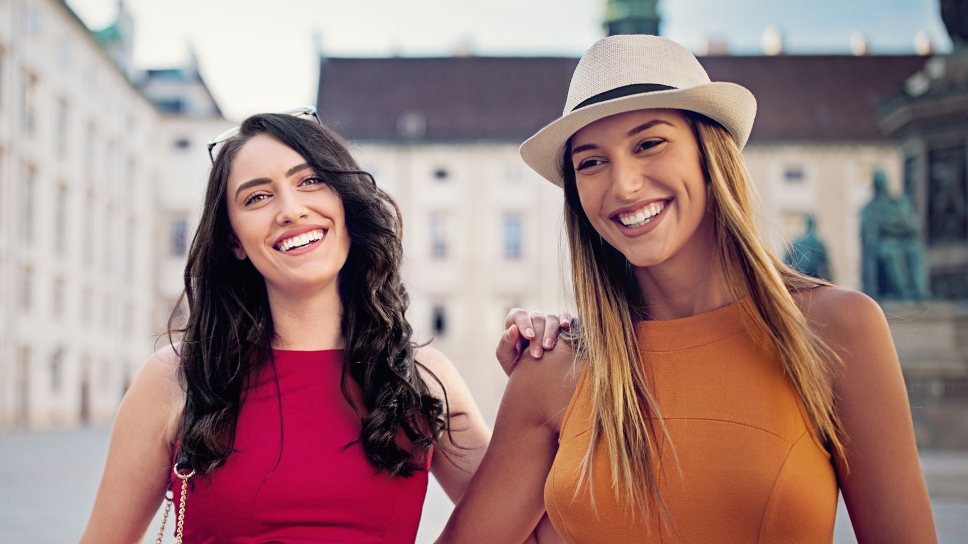 Amigas felices paseando por el centro de Viena