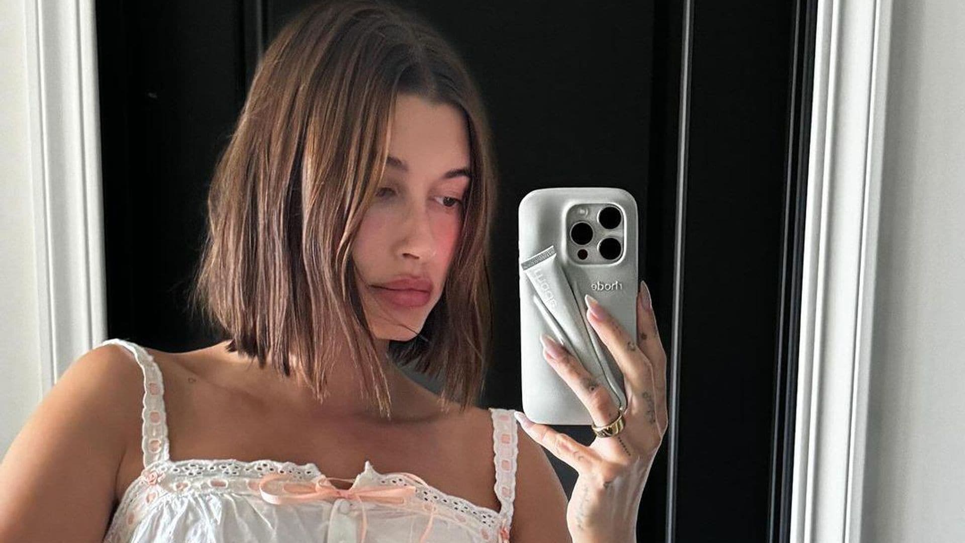 Kylie Jenner y Hailey Bieber con la funda viral del momento