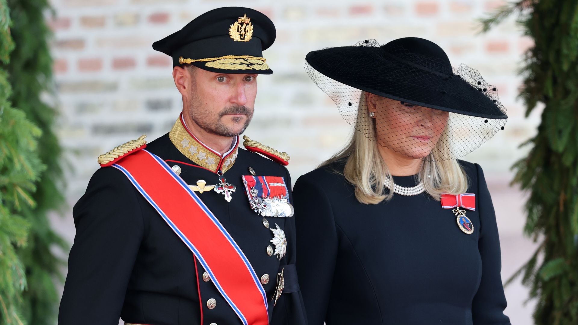Mette-Marit y Durek Verret, rotos de dolor al decir adiós a su suegro, que les apoyó a pesar de todo