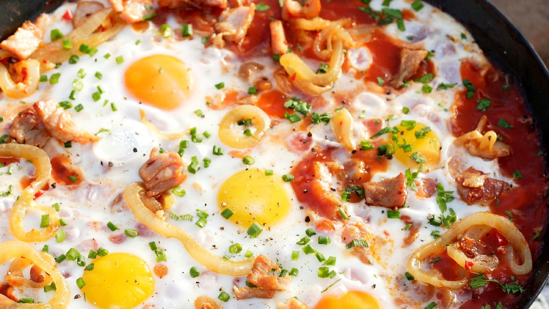 Sartenada de huevos con beicon, tomate y cebolla