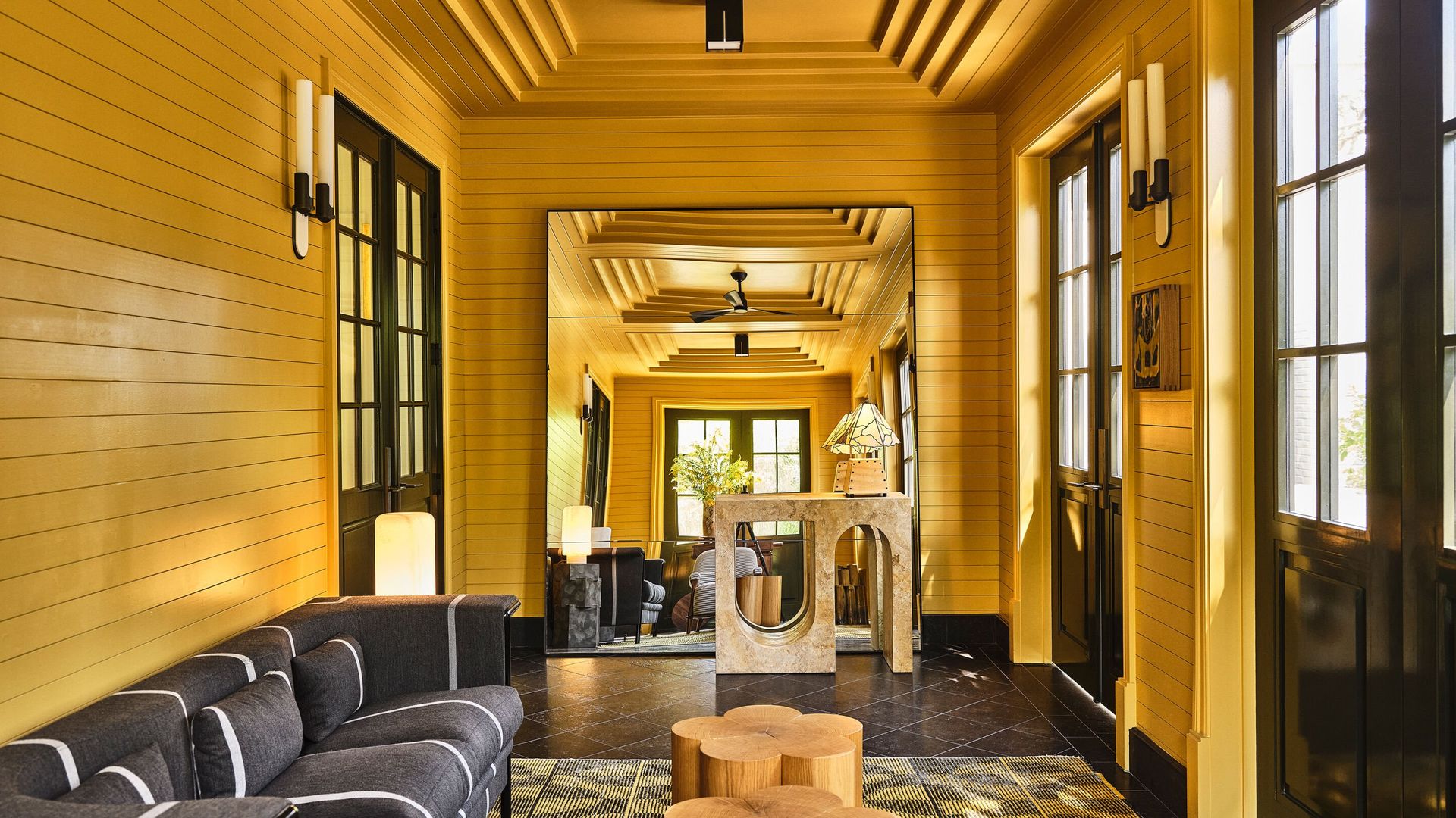 ¿Qué es el 'material drenching'? Descubre la nueva tendencia decorativa que triunfa en 2025