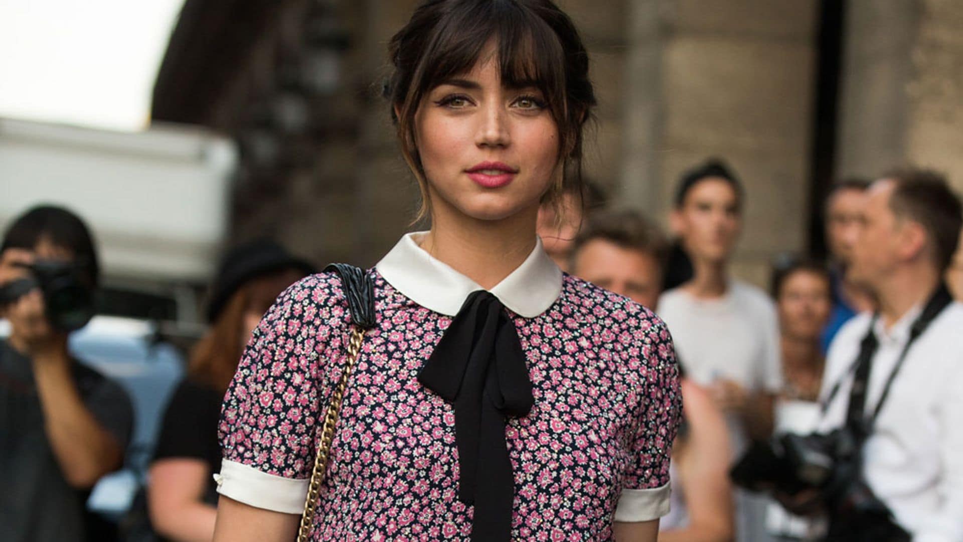 De sus minivestidos a los vaqueros de tendencia: las prendas clave del armario de Ana de Armas